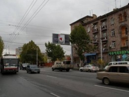 Տիգրան մեծի 59 Երկաթուղու վարչություն: Լուսաֆորով խաչմերուկ, կանգառ, բնակ շենքեր, խանութներ: Գլխավոր ճան. դեպի բնակ թաղամասեր, Վիզուալ կոնտակտների թիվը օրեկան 14100 անգամ: Ամեն 1000 կոնտակտի գինը (CPT) 255 դրամ: Մեկ քմ-ի գինը ամսեկան 6000 դրամ